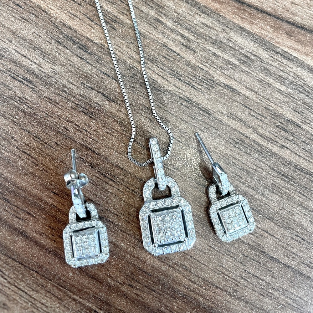 Beautiful necklace and earrings set